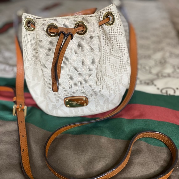 Michael Kors Crossbody 🤎🤍 - Picture 3 of 3